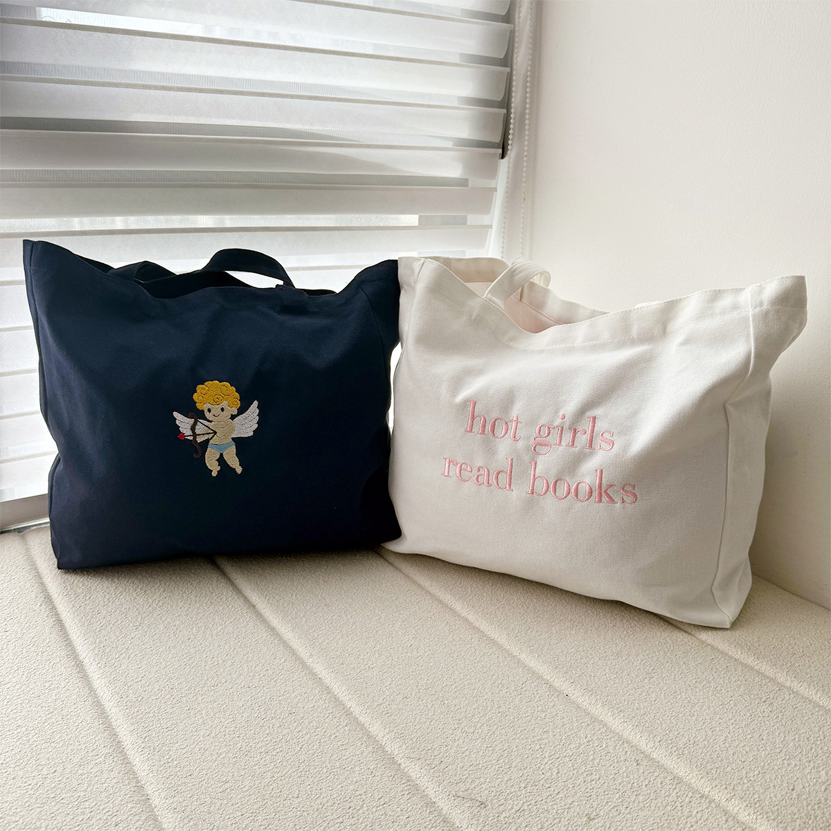 Hot Girls Read Books Letters E - огляд і ціна Women Bags Ck